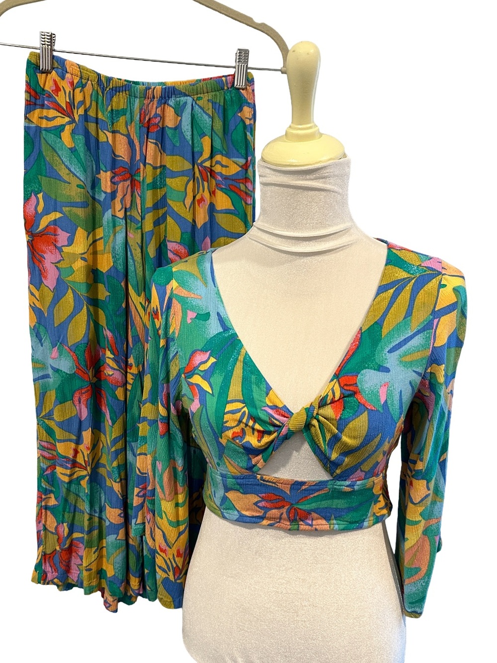 Billabong Set Tropical Print Wide Leg Cropped Pants and Top